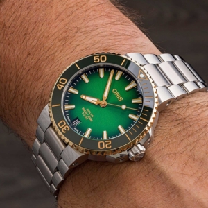 ORIS Aquis Date Calibre 400